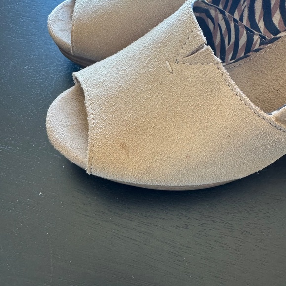 Tom's Suede wedge peephole toe beige shoes size 8 - Picture 5 of 6